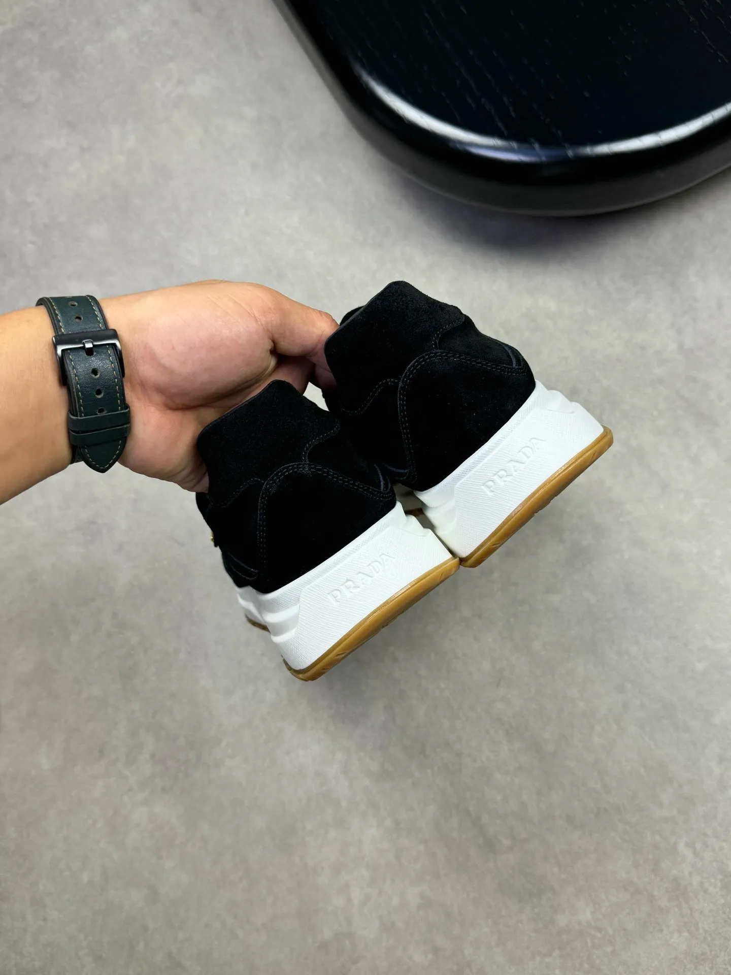 Batch 420, Prad* Prada's new men's thick-soled leather sports and casual shoes are made of imported high-value suede cowhide, combining elegant style and innovative design. The outer side is decorated with an enameled metal triangle logo, and the 4.5cm concave and convex rubber thick sole is full of modern style. The Prada letter logo is decorated on the heel and tongue, all of which illustrate the brand style. , soft, light, comfortable and durable on the feet! 38-44